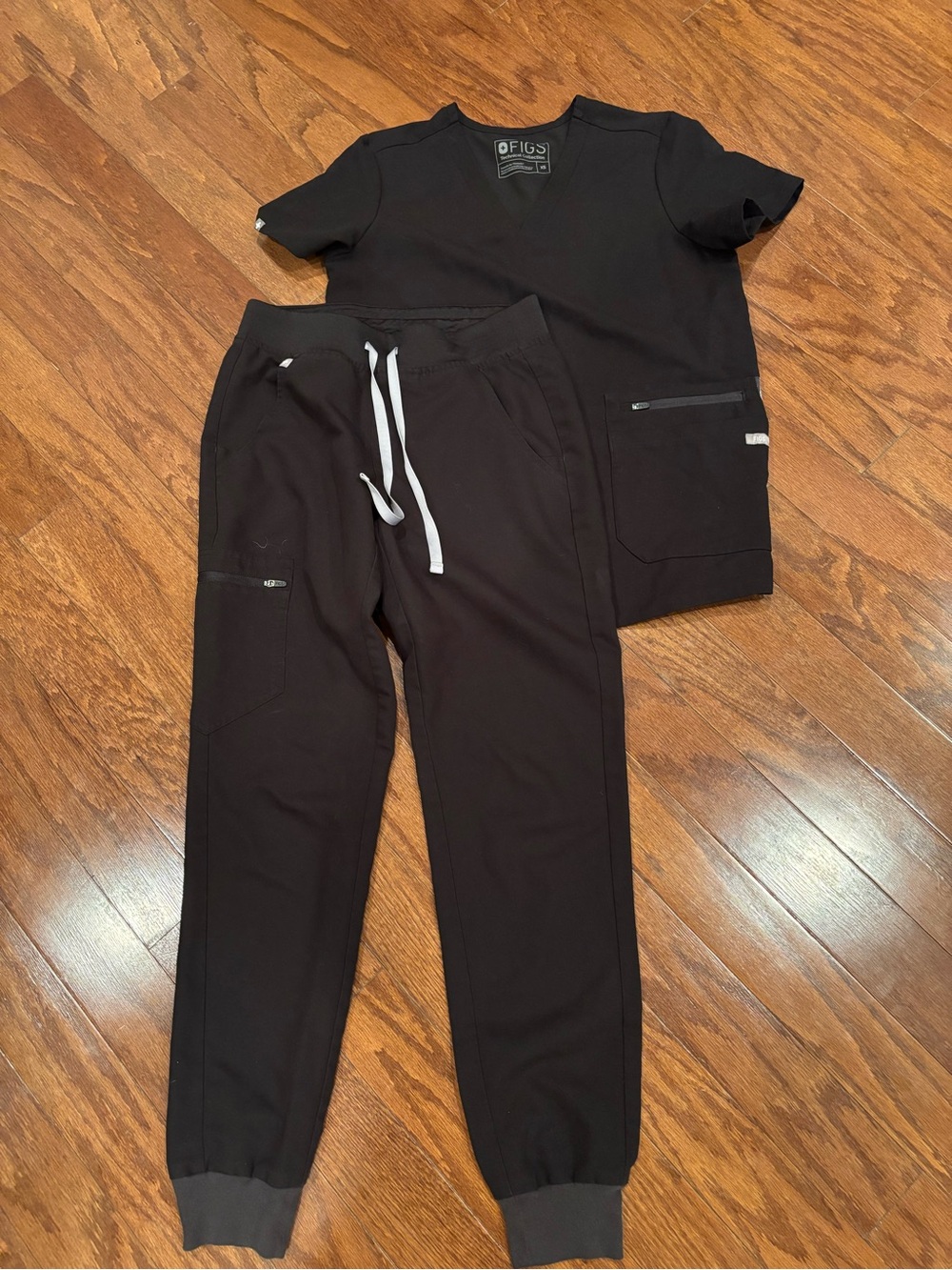 Black FIGS scrub set in XS - Picture 2 of 12